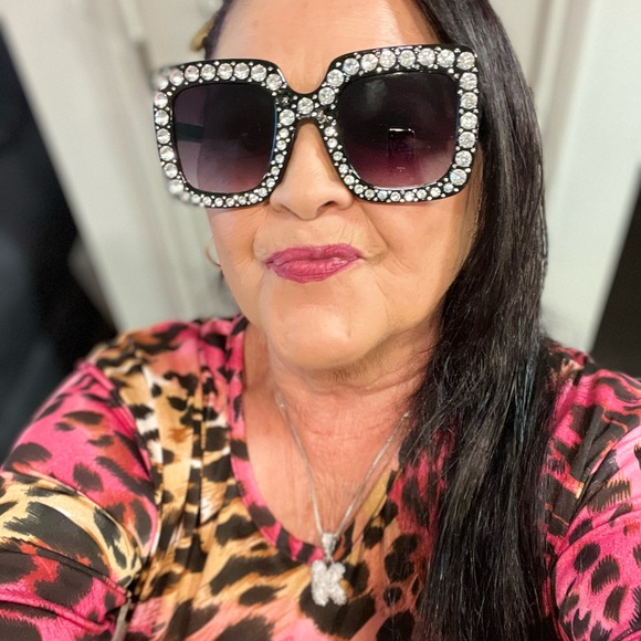 PLEASE LIKE FOR WHEN I GO LIVE LUXURY LISTINGS!!! - Picture 3 of 12